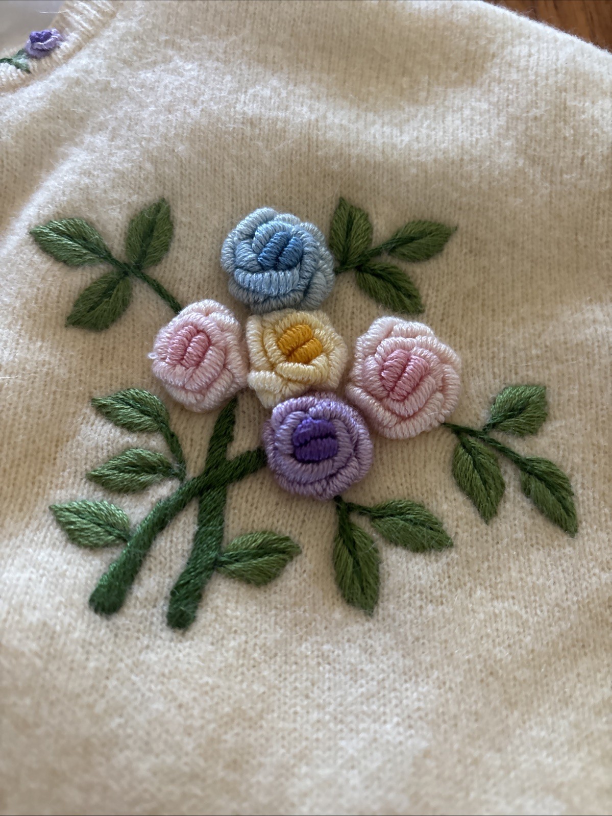 Vintage 1950s Embroidered Rose Flowers Lined Pearls Sweater Cardigan Sz S/M
