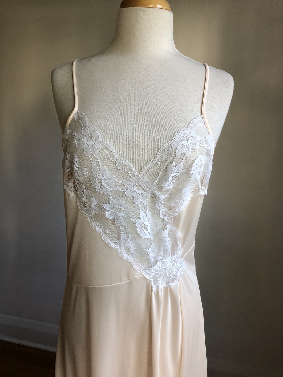 STUNNING VTG APOSTROPHE Peach Nylon White Lace Nightgown Lingerie SZ S