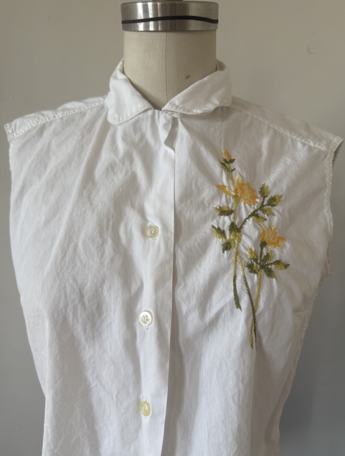 1940s 50s Cap Sleeve Cotton Loop Collar Button Up Shirt Embroidered Floral S/M