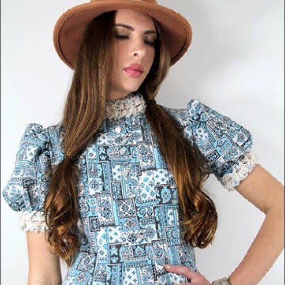 Vintage 1960s Mod GoGo Mini Dress Aqua Blue Paisley Puff Sleeve Lace Collar