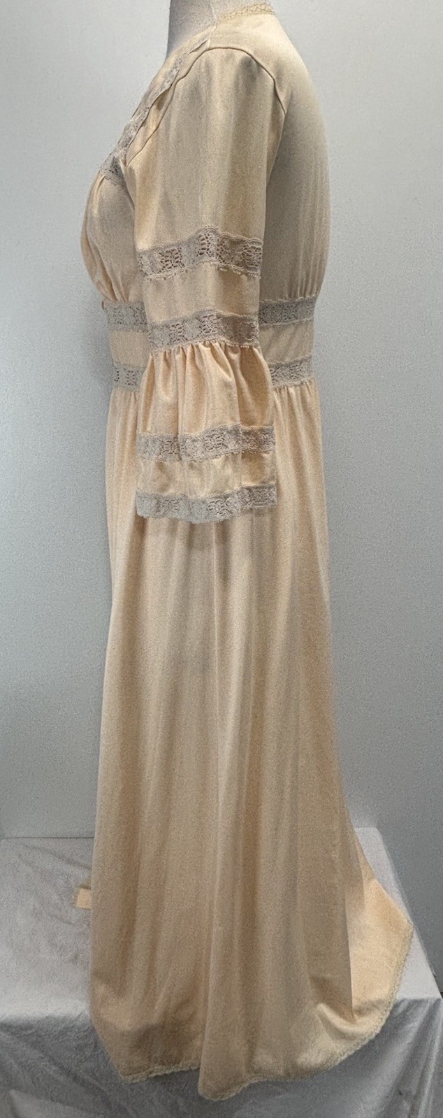Vtg Sears Robe Dressing Gown Women’s Soft Peach 70s Empire Neckline Romantic