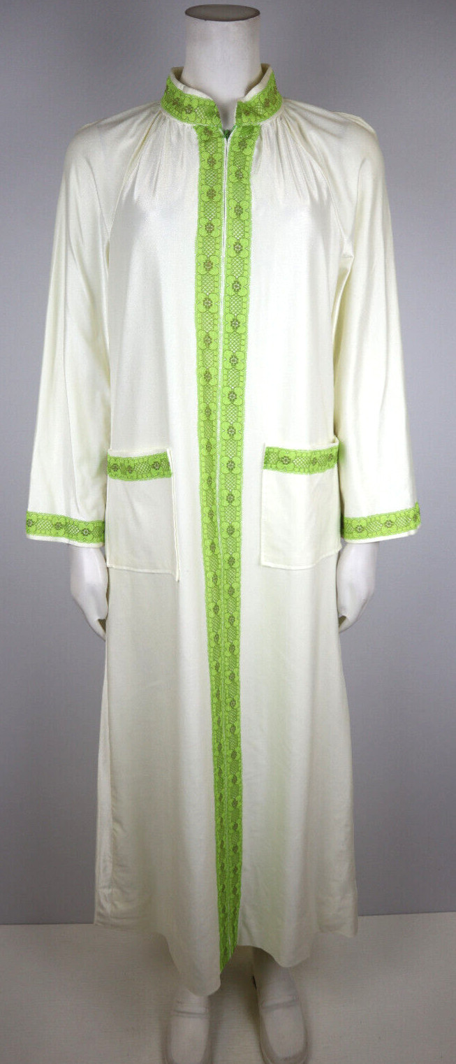 VINTAGE 1970s 70s WOMEN&rsquo;S IVORY & GREEN LONG SLEEVE NIGHTGOWN HOUSEDRESS – S/M