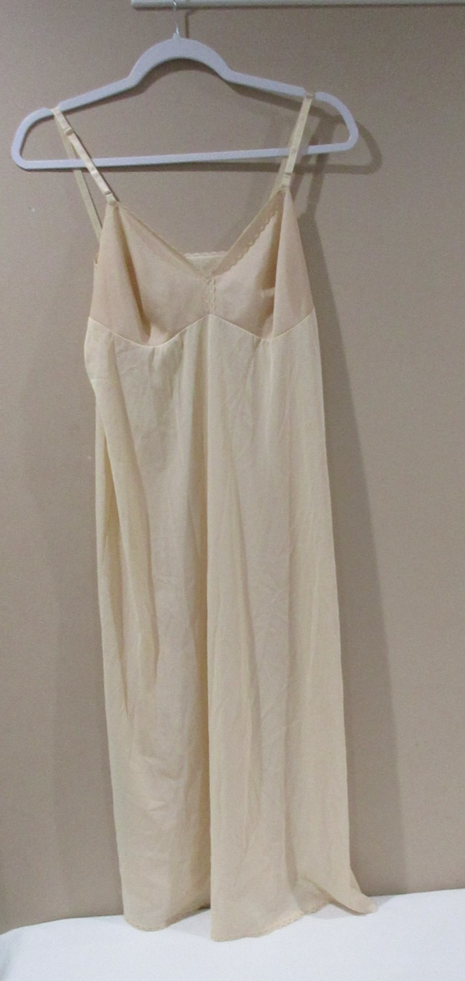 Vintage Vanity Fair Full Slip Beige Nylon Large 38 Everyday USA Silky