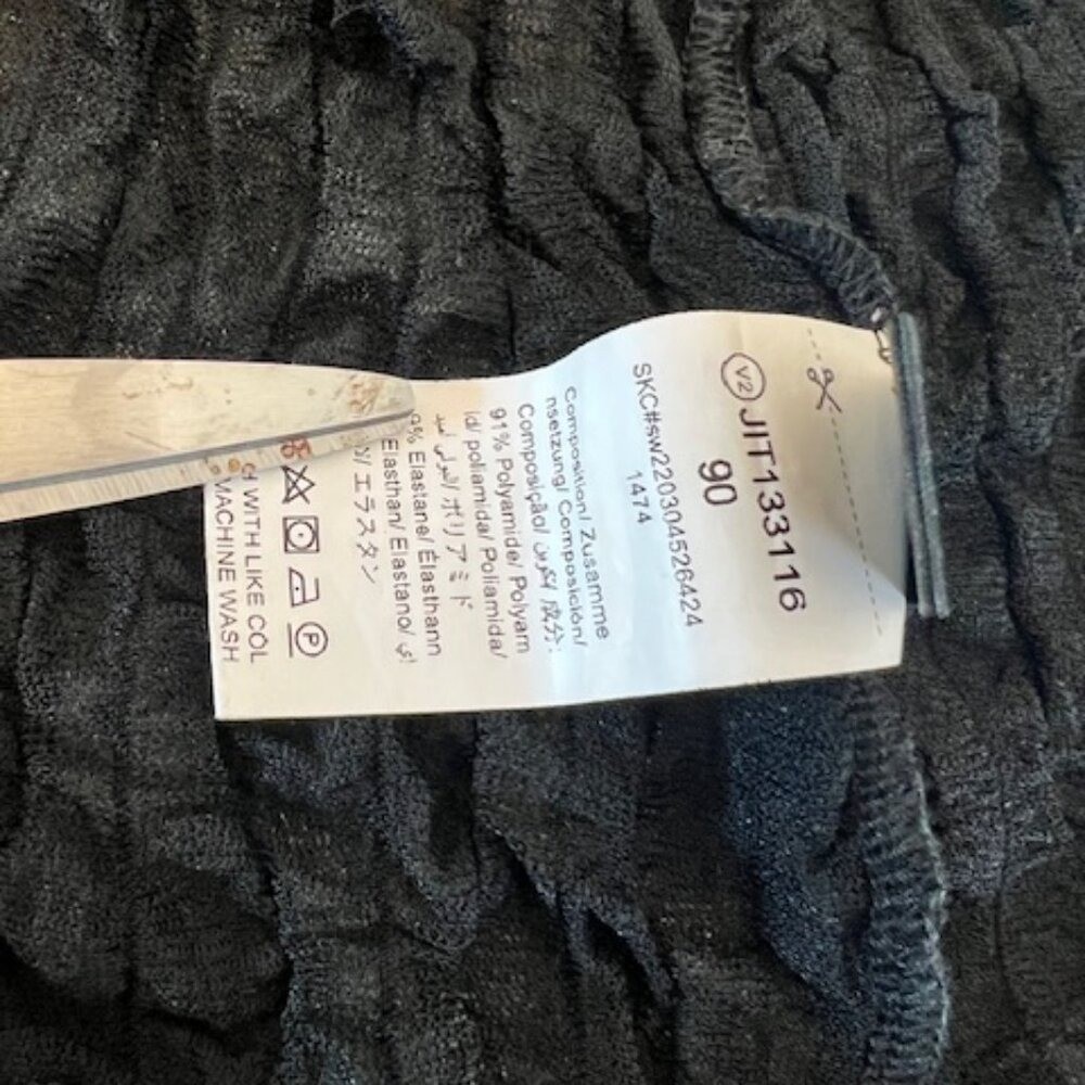 SHEIN black textured tie-front top, « popcorn » or « crinkle » long sleeve V neck L