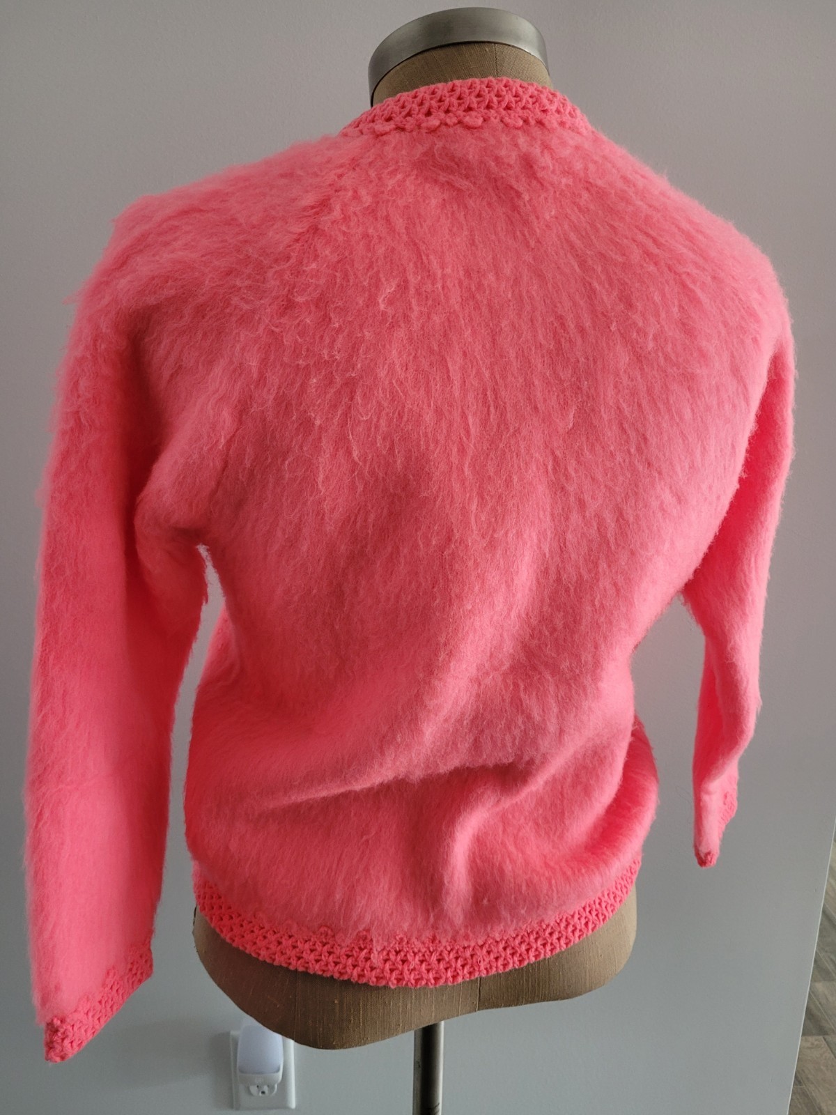MOD Fluorescent Pink Full Fashioned Vintage 60s Embroidered Flower Cardigan M