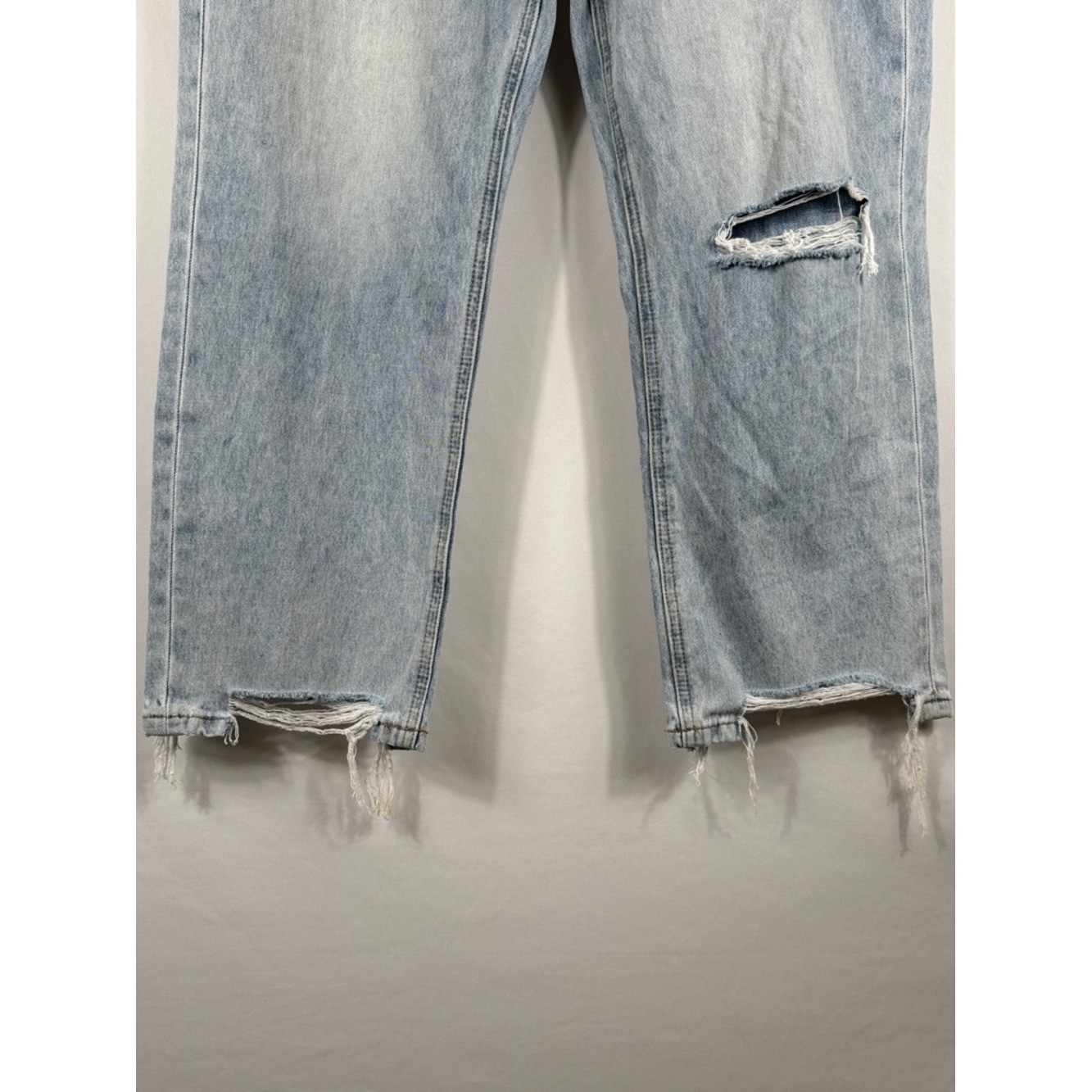 Vervet Barrel Fit Light Distressed Cropped Jeans. Womens Size 31. Inseam 26&Prime;