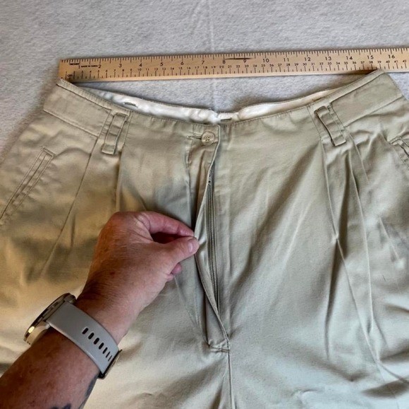 Liz sport vtg Tan khaki shorts with a relaxed fit pleated front 10/12 (30) W