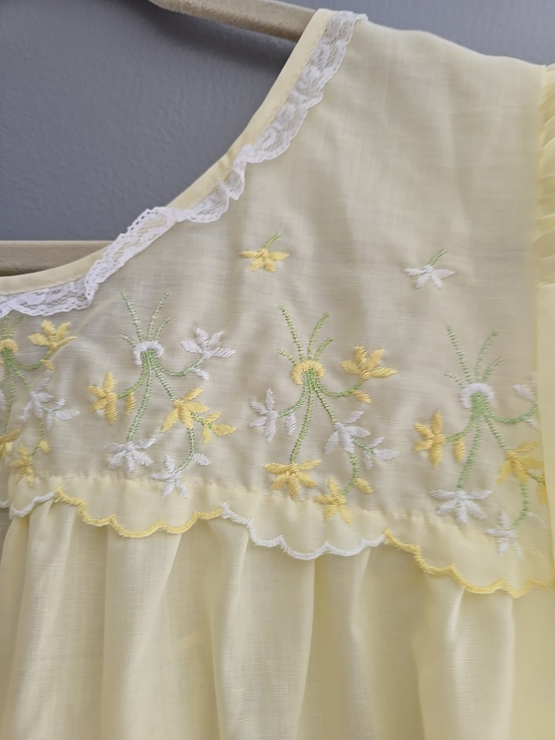 Vintage Dixie Belle Yellow Embroidered Floral Robe Nightgown Womans Size Medium