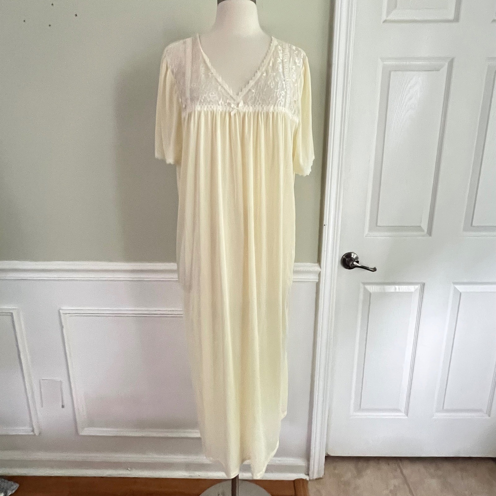 Vtg Barbizon Nightgown Women L Lace V-Neck Short Sleeve Pale Yellow Maxi Sleep