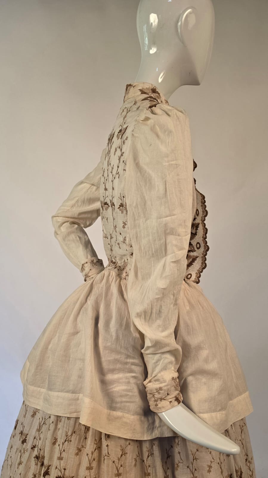 VICTORIAN 19TH C 2 PC RICH FLORAL EMBROIDERED COTTON BUSTLE DRESS W PUFF SLEEVES