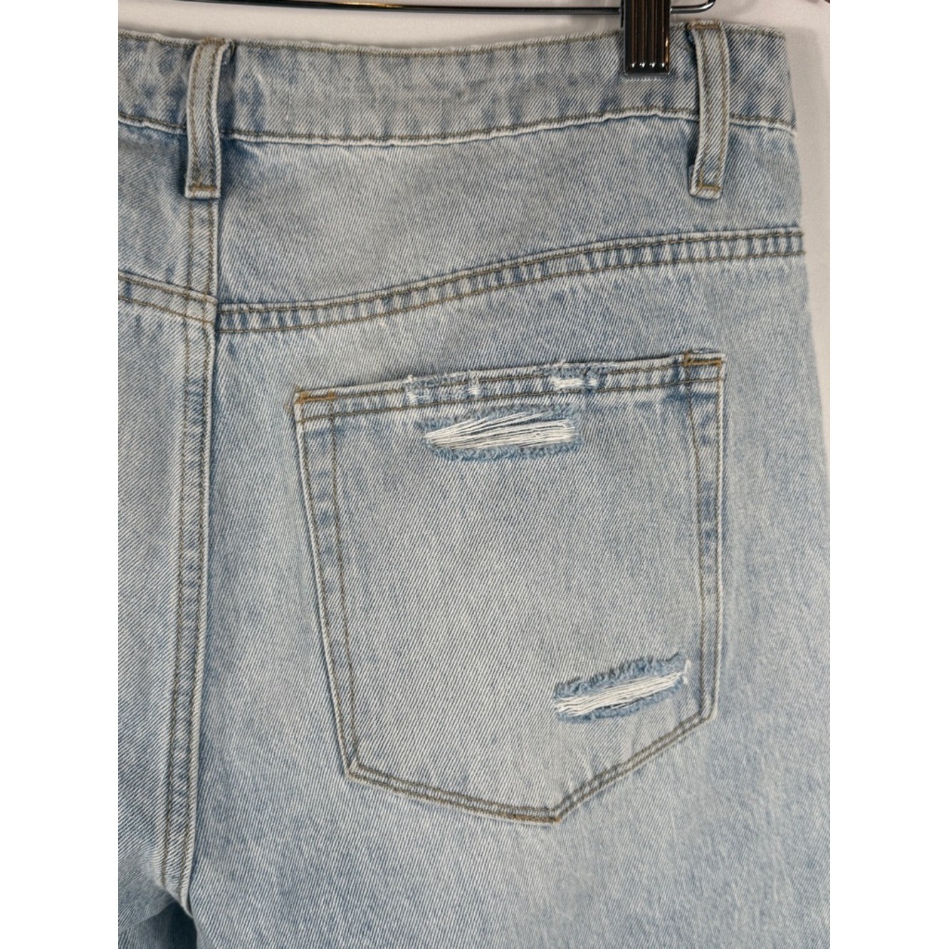 Vervet Barrel Fit Light Distressed Cropped Jeans. Womens Size 31. Inseam 26&Prime;