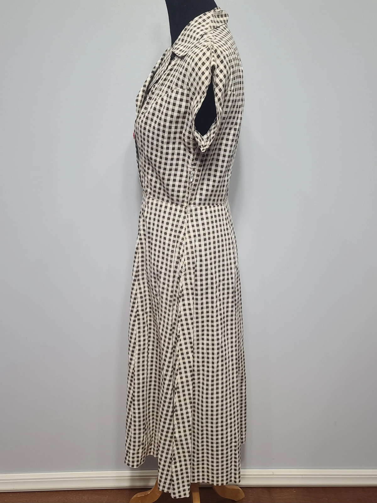 Vintage 1940s Brown Tan Checkered Print Dress Red Buttons WW2 B-38&Prime; W-30&Prime; H-41&Prime;