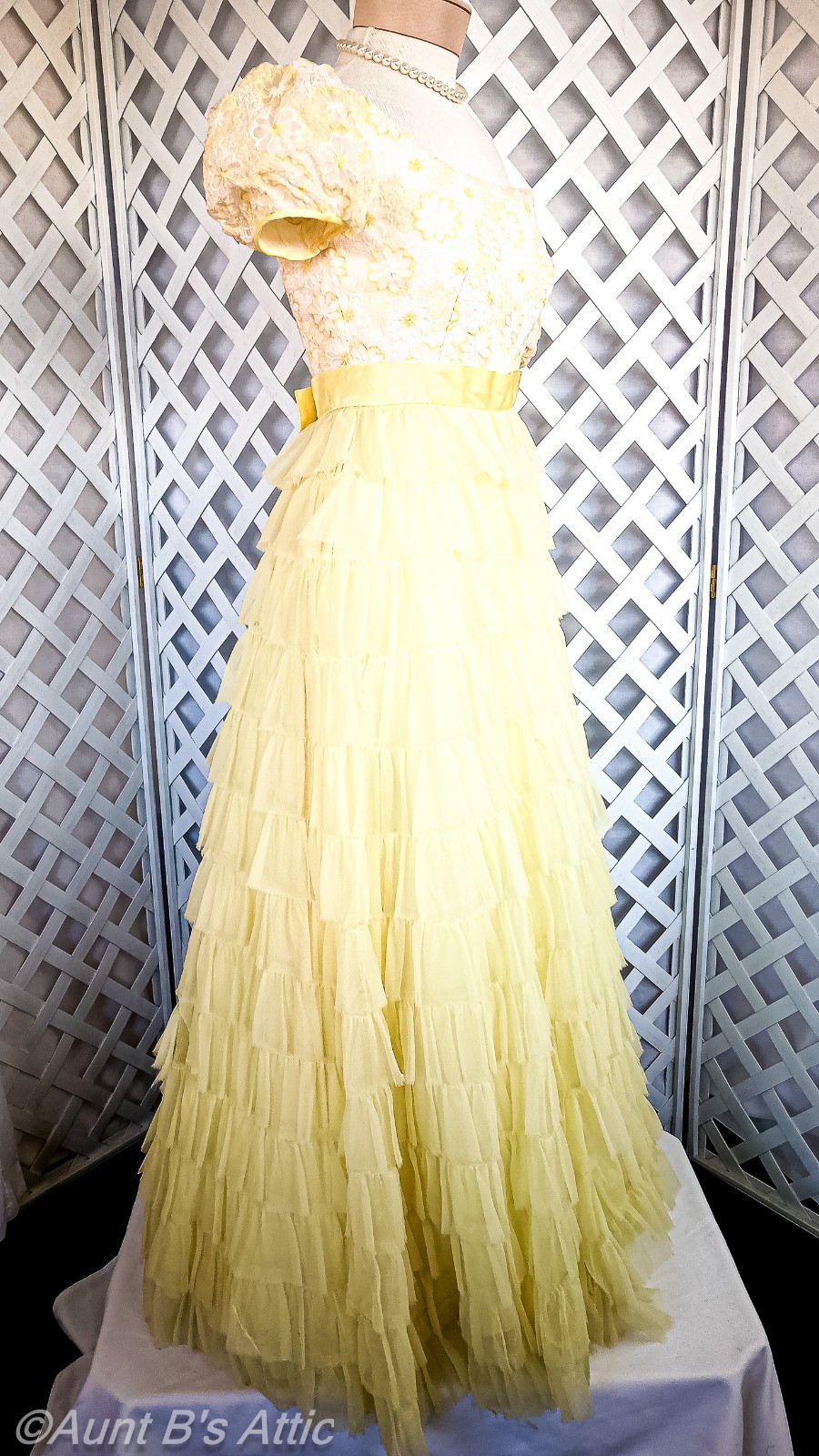 Vintage 60&rsquo;s Nadine Yellow Daisy Pattern Tiered Ruffled Formal/Prom Gown SM