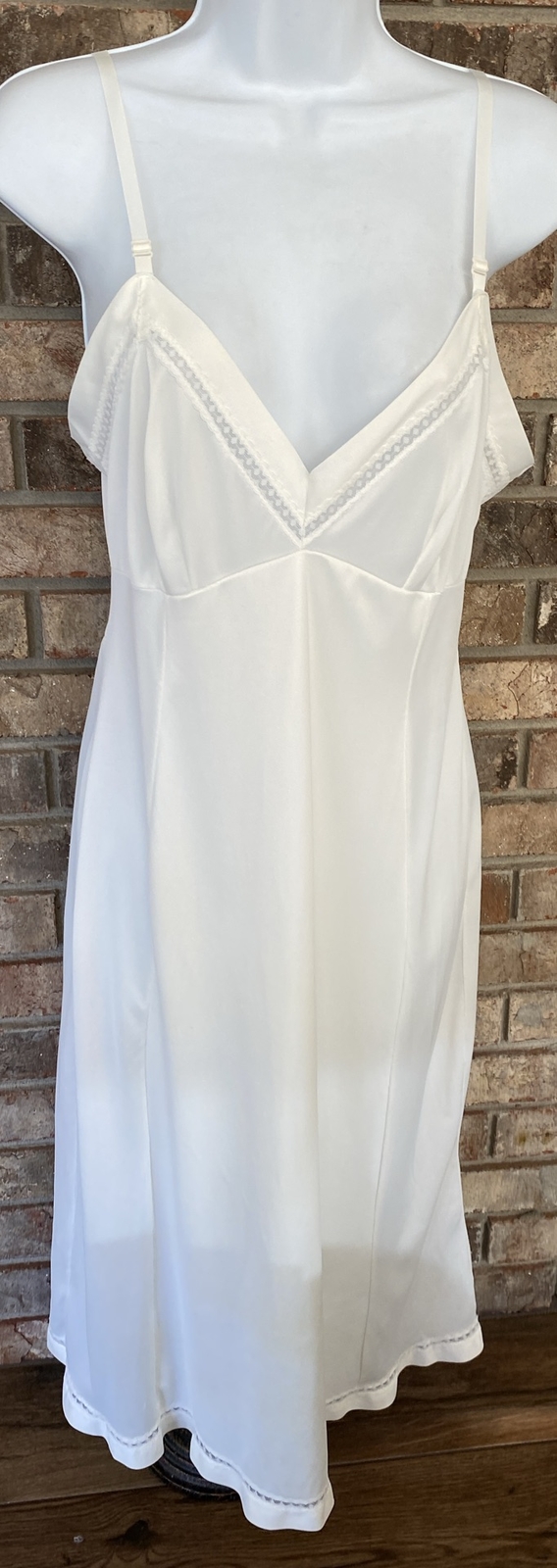 Vintage Dixie Belle Women&rsquo;s White Nylon Full Slip Size 36 Tall – 36T SHIPS FREE