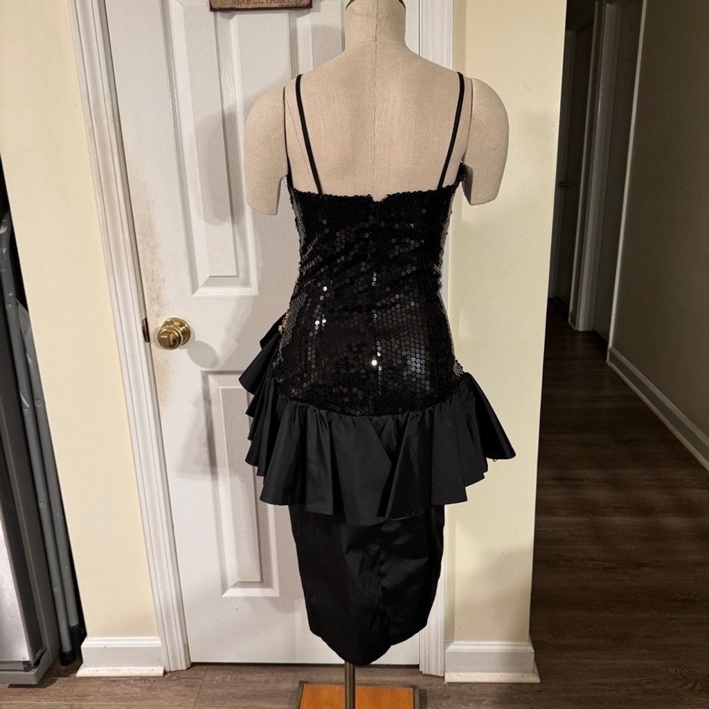 Vintage Alyce Designs Black & Gold Sequin Cocktail Dress | Size 6 (Fits Like 4)